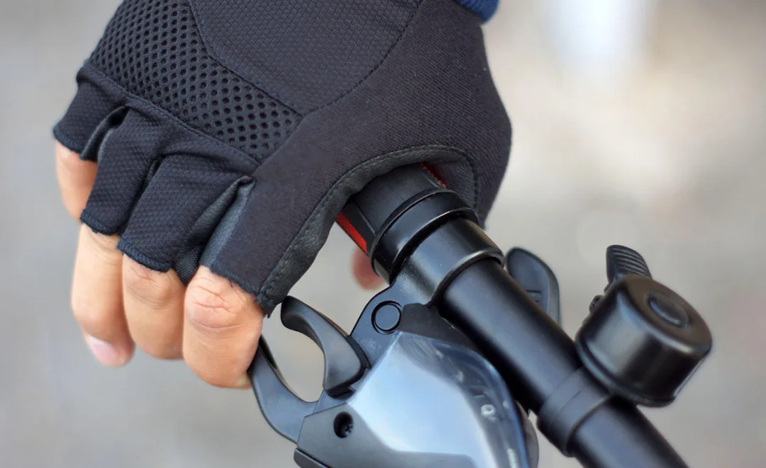Are Bike Gloves Better With or Without Fingers?